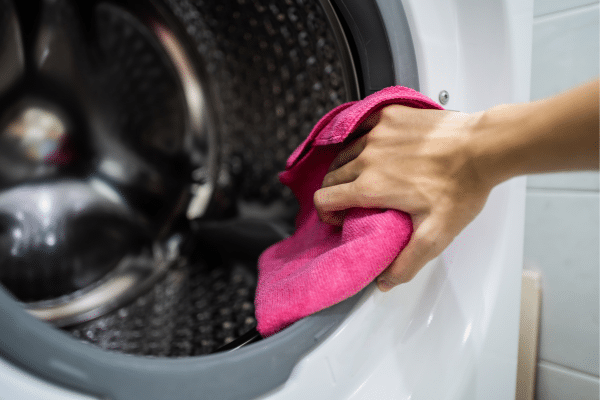 ¿Cómo limpiar la goma de la lavadora cuando está negra?